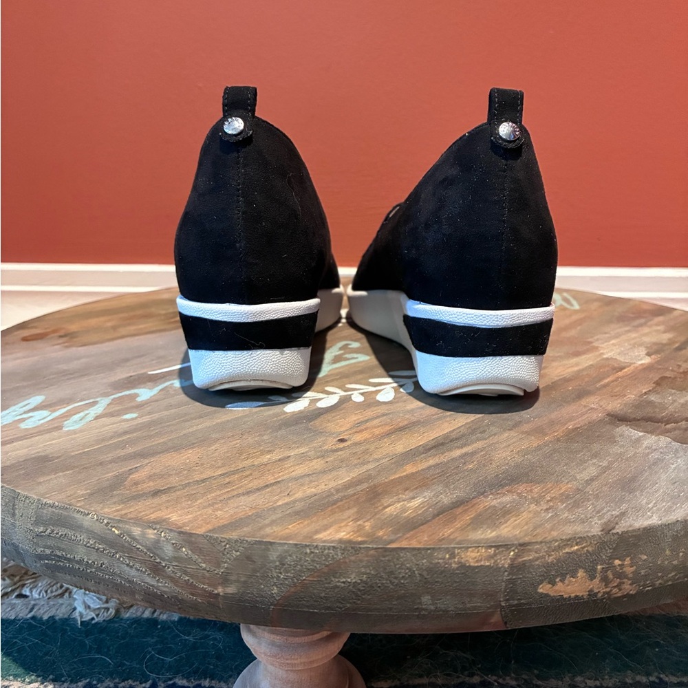 Reaction Kenneth Cole Women’s Black Suede Fabia Double Gore Slip On, Size 6.5 - Picture 5 of 12